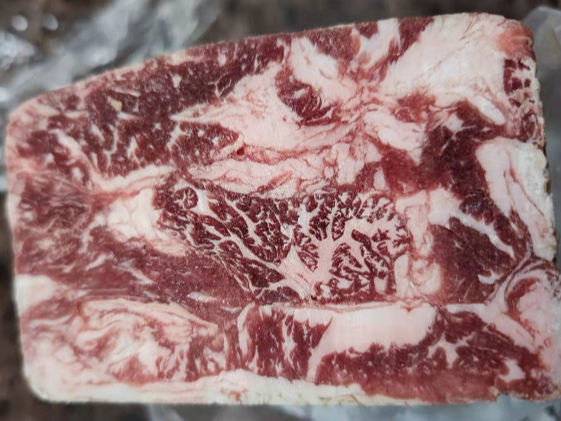 牛肉卷泛绿光是怎么回事？还能不能吃了？