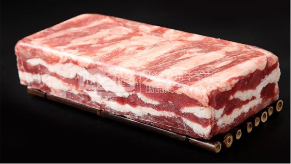 火锅店中的冷冻牛羊肉卷应该放在什么冰柜里保存？